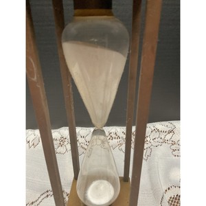 Nouvelle conception de minuteur à sable en verre traditionnel avec cadre métallique pour la décoration intérieure et la mesure du temps - Product Image 4