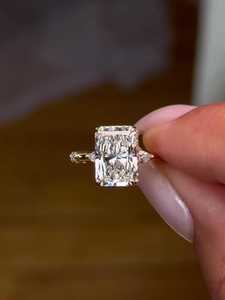Anillo de compromiso de diamante radiante cultivado en laboratorio, personalizado, 2.50 quilates en total, oro macizo de 14K/18K, halo inverso, con acento marquesa en el tallo, fabricante - Product Image 4