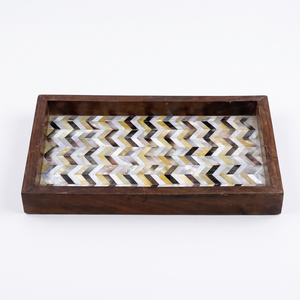 Plateau de service en bois fait main avec incrustation de nacre, motif chevron, design bohème - Product Image 1