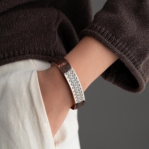 Pulsera de Cobre Chapada en Oro Moderna para Aliviar el Dolor de Artritis, con Diseño Martillado e Impresión Personalizada por F S International - Product Image 5