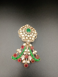Broche florale plaquée or avec cristal ovale vert et pierres rouges taillées en poire pour bijoux de soirée pour femmes - Product Image 4