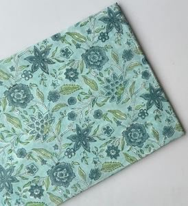 Tela de algodón estampada a mano con motivos florales, elegante, ecológica, reutilizable, personalizada, proveedor de tela estampada a mano para pedidos al por mayor. - Product Image 1