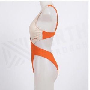Ensemble de yoga 2 pièces imprimé papillon bleu avec finition dorée, body à col en V profond et jupe portefeuille longueur genou - Product Image 3