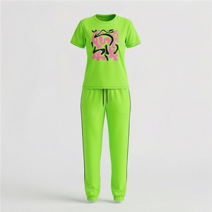 Conjunto Deportivo de 2 Piezas para Mujer, Camiseta Verde de Manga Corta con Estampado y Pantalones con Franja Lateral, Tejido Transpirable de Poliéster - Product Image 1