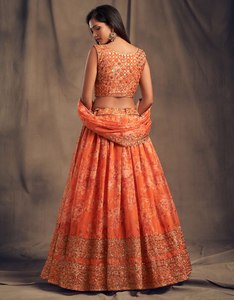 Robe de demoiselle d'honneur pour femme, en organza à imprimé floral orange Zari, sans manches, taille naturelle, coupe évasée, longueur au sol - Product Image 4