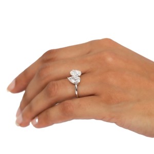 Bague Toi et Moi à deux pierres en or massif 10K 14K 18K, sertie à griffes, avec diamants de laboratoire ovales et en forme de poire, couleur DEF, clarté VS VVS, certifiée IGI - Product Image 6