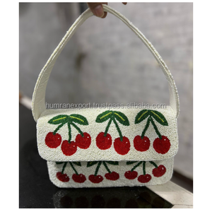 Pochette de soirée brodée et ornée de perles, idéale pour les réceptions, les soirées et les tenues modernes et élégantes. - Product Image 1