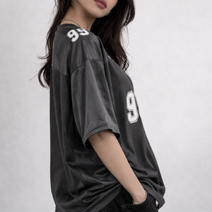 Camiseta deportiva de fútbol americano negra de malla oversize para mujer, cuello en V, estilo urbano, con estampado numérico y panel de PU, OEM, venta al por mayor, suministro a granel - Product Image 6