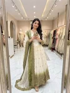 Robe en georgette à imprimé bicolore avec broderie et travail de sequins, avec bas et dupatta, entièrement cousue, prête à porter - Product Image 2