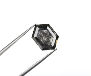 Diamante Negro Rústico de Corte Hexagonal de 6.50 Ct Cultivado en Laboratorio, OM GEMS, Certificado por Terceros - Product Image 2