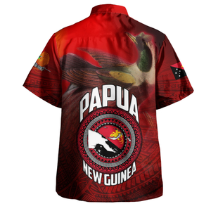 Camisa de Hombre de Papúa Nueva Guinea, Color Rojo, Estampado de Aves, Manga Corta, Texto Blanco, Patrón Tradicional, Ropa Isleña - Product Image 5