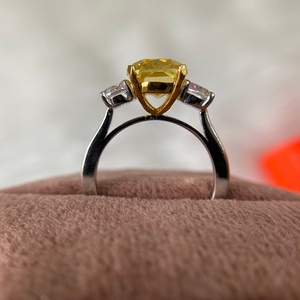 Anillo de compromiso de oro blanco de 10K con moissanita de 3 piedras, corte cojín, color amarillo canario, solitario, con circonita cúbica blanca, en oro macizo. - Product Image 5
