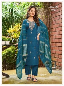 Conjunto de Kurti de Seda Vertican de Alta Calidad con Bordado de Hilo, Pantalón Liso y Dupatta de Viscosa Jacquard Diable. Proveedor Mundial. - Product Image 2