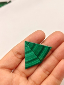 En gros, pierre précieuse naturelle de malachite verte, paire de cabochons à taille rose et ovale, pierre brute, cristal de guérison avec jeu de couleurs - Product Image 5