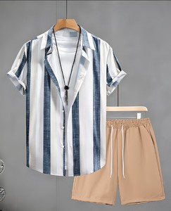 Conjunto de 2 piezas informal para hombre, camisa de manga corta a rayas con estampado tejido y pantalones cortos con cordón, para verano - Product Image 1