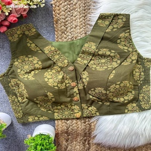 Blusa de Algodón Ajrakh de Primera Calidad con Estampado Ajrakh, Elástico Lateral, Cuello en V, Sin Mangas y Botones Delanteros, Exportador de Moda Femenina - Product Image 1