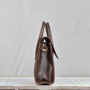 Bolso Tote de Cuero Genuino con Patrón Bordado, Cierre de Broche, Estilo Vintage para Uso Diario - Product Image 4