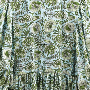 Belle robe en coton à motifs floraux, imprimée à la main, pour un usage décontracté. - Product Image 6