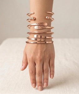 Bracelets magnétiques modernes martelés en laiton plaqué or cuivre pur à 99,99 % pour la vente en gros de bijoux artisanaux en métal – Idéal pour la Fête des Mères - Product Image 1