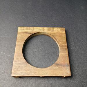 Brazalete de Madera Cuadrado con Grano Natural Ecológico – Pulsera de Perfil Plano Hecha a Mano por Artesanos – Tonos Bohemios y Terrosos Sostenibles - Product Image 3