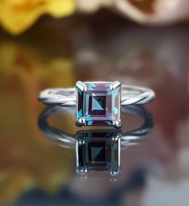 Anillo de Compromiso de Lujo con Alejandrita Corte Princesa, Chapado en Oro de 14K sobre Plata de Ley, Gema que Cambia de Color para Mujer, Ideal para Fiestas - Product Image 3