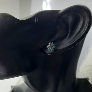 Boucles d'oreilles clous en argent sterling 925 avec diamant bleu rond de 1,17 carat, motif fleur, pour femmes, usage quotidien, vente en gros, bijoux de mariage - Product Image 3