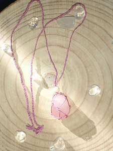 สร้อยคอหินโรสควอตซ์ทำมือพร้อมจี้หินสีชมพู เชือกสีม่วงปรับได้ สไตล์โบโฮ เครื่องประดับคริสตัลบำบัด ของขวัญสำหรับผู้หญิง - Product Image 3