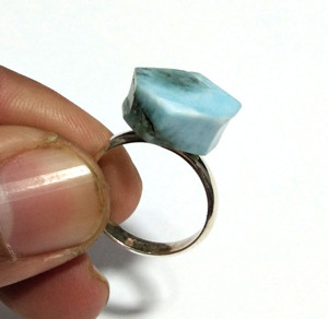Bague en argent sterling 925 avec pierre brute de Larimar naturel, sertie clos, faite à la main, cadeau tendance pour anniversaire - Product Image 1