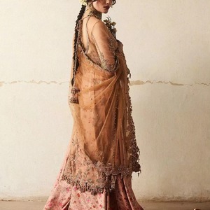 Vestido Anarkali Pakistaní Premium Plateado Metálico, Largo y Escultural, con Hombros Acolchados con Estructura Audaz y Detalles Intrincados - Product Image 2
