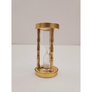 En promotion : Sablier artisanal en laiton, style Mid-Century Modern, avec tube en verre et cadre orné, écologique et portable pour un chronométrage précis - Product Image 2