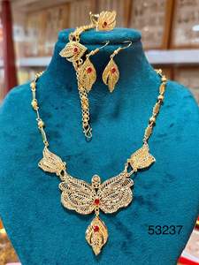 MOLL JEWELLERS Collier pour femme élégant et tendance en laiton plaqué or avec zircon naturel, chaîne torsadée et motif feuille, 16 pouces, pour mariage ou événement spécial - Product Image 5