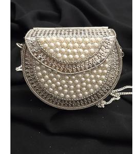Bolso de Mano Artesanal para Mujer con Cristales y Metal para Eventos Prestigiosos, Fiestas de Moda y Bodas - Product Image 1
