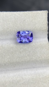 Pierre naturelle certifiée fascinante de 8x6 MM en Tanzanite, taille coussin longue, avec une couleur et un lustre excellents, Zoisite naturelle 1,76 carat - Product Image 2