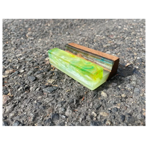 Porte-cartes de visite en bois de designer haut de gamme, motif tourbillon vert coloré, fait main, organisateur de bureau - Product Image 1