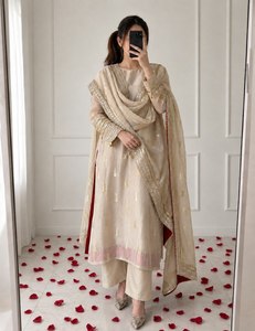 Conjunto de 3 piezas de Kurti y pantalón de seda suave Banarasi para mujer, con dupatta Banarasi a juego y forro de algodón - Product Image 1