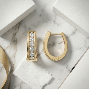 Pendientes de aro anchos con diamantes de corte redondo de 1.75 quilates y engaste de canal - Product Image 2
