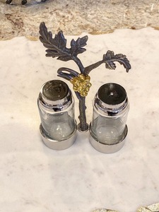 Vintage Silver Tone Grapevine <b>Salt</b> and <b>Pepper</b> Shaker <b>Set</b> with Ornate Tray and Ring Handle - Product Image 6