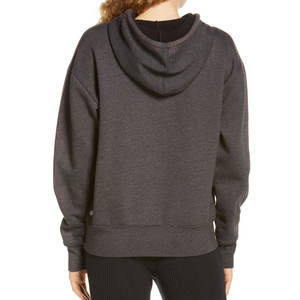 Diseño de logotipo personalizable en color sólido con diseño de mangas largas, precio económico y diseño de capucha con cordones y bolsillo canguro. - Product Image 2