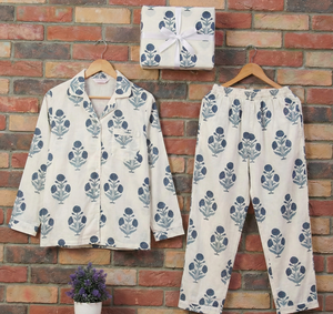 ชุดนอนผ้าฝ้ายปักลายดอกไม้ฤดูร้อนสำหรับผู้หญิง แขนยาว คอวี ติดกระดุม มีกระเป๋า  ลายพิมพ์วาดมือ - Product Image 3