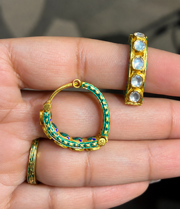 Exclusivos Pendientes con Incrustaciones de Meenakari en Vidrio Verde Azulado y Baño de Oro de 18K |   Aros Vintage de Joyería India Tradicional para Mujer de Jaipur - Product Image 2