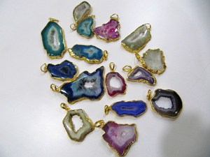 Pendentif en tranche d'agate géode multicolore, forme libre, Druzy, bords électroplaqués or 24K, Agate Druzy - Product Image 2