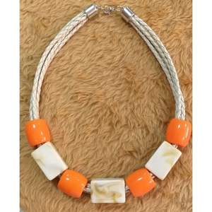 Collier artisanal en résine et perles de bois, assortiment de bijoux pour femmes - Product Image 1