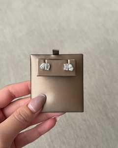 Boucles d'oreilles Toi et Moi en diamant de laboratoire 2,50 carats, taille émeraude poire, deux pierres serties à griffes, bijoux de mariée modernes en or massif 14k 18k - Product Image 3
