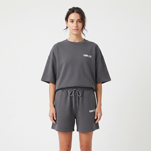 Conjunto de dos piezas de diseño personalizado para mujer, camiseta extragrande y pantalones cortos, estilo casual y moderno. - Product Image 1