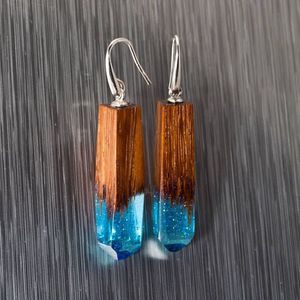 Boucles d'oreilles élégantes en bois et résine époxy, bijoux en résine faits à la main de qualité supérieure, boucles d'oreilles uniques de créateur pour les fêtes et les cadeaux - Product Image 6