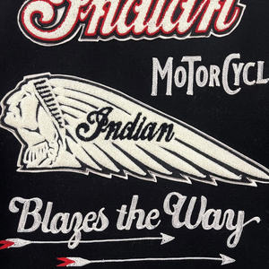 แจ็คเก็ตวาร์ซิตี้วินเทจสตรีทแวร์คุณภาพสูงสำหรับผู้ชาย คอตั้ง ปักลายหนังวัว ตัวอักษร ป้องกันลม หนังฟอก - Product Image 3