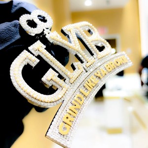 Elegante colgante con diseño de letra plateada y moissanita, con cristal, estilo hip hop, joyería unisex. - Product Image 3