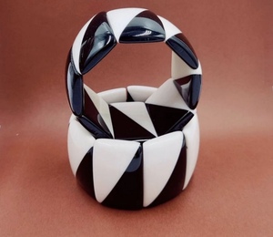 Escultura de Resina Artística Moderna Hecha a Mano, Geométrica Redonda en Blanco y Negro, Decoración para el Hogar, Pieza Moldeada a Mano - Product Image 1
