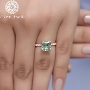 Bague de fiançailles unisexe en moissanite plaqué or jaune, taille coussin, sertie à griffes, style classique, certifiée IGI, 3g - Product Image 3