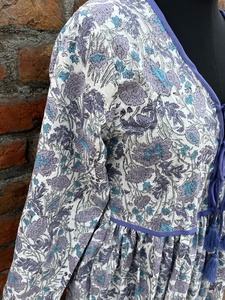 เดรสยาวผ้าฝ้ายพิมพ์ลายด้วยมือ 100% พร้อมงานปักและพู่ห้อย สไตล์ลำลองลายดอกไม้ ชุดยาวแบบอินเดีย ราคาขายส่ง - Product Image 5